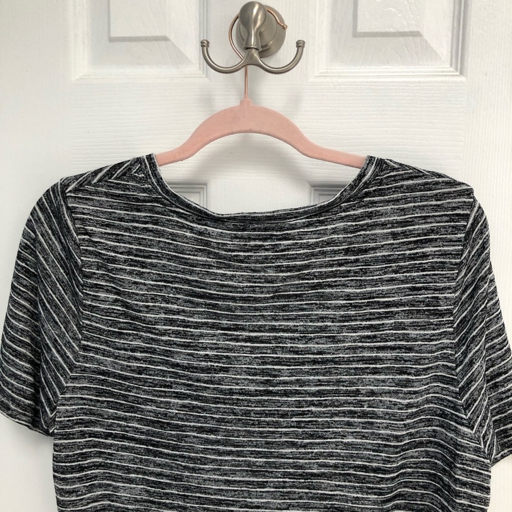 Athleta Charcoal Stripe Scoop V-Neck Short Sleeve Breezy Tee Top Size Large - Picture 12 of 15